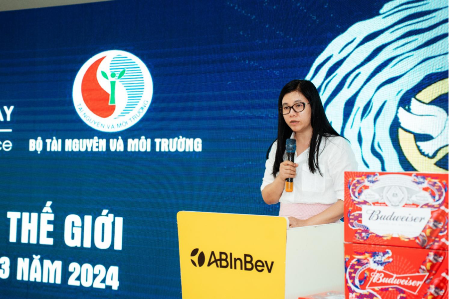 Ms. Nguyen Ngoc Thuy - Deputy Director of the Department of Natural Resources and Environment of Binh Duong province participated in the program and shared with AB InBev employees to work together to protect clean water sources.