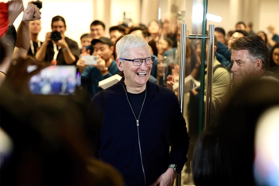 CEO Tim Cook xuất hiện trong ng&agrave;y khai trương cửa h&agrave;ng Apple mới tại Thượng Hải.