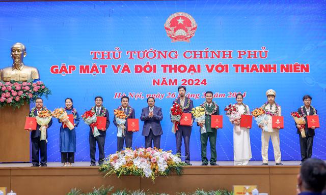 Thủ tướng tặng qu&agrave; cho 10 gương mặt trẻ ti&ecirc;u biểu Việt Nam năm 2023 - Ảnh: VGP