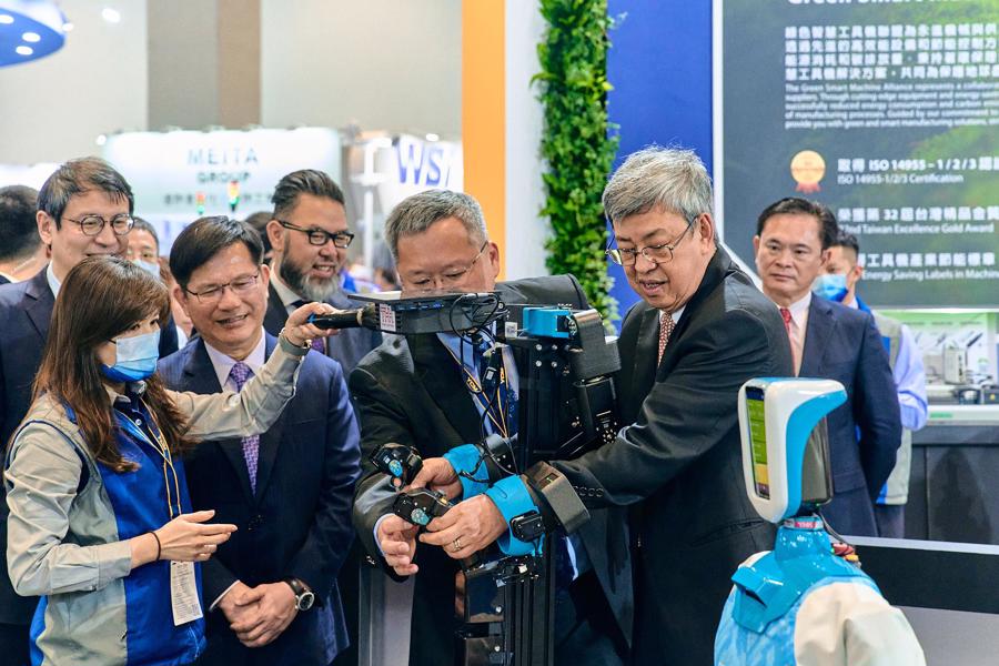 Taiwan's&nbsp;Premier Chen Chien-jen testing a machine&nbsp;(Photo: TMTS 2024)&nbsp;