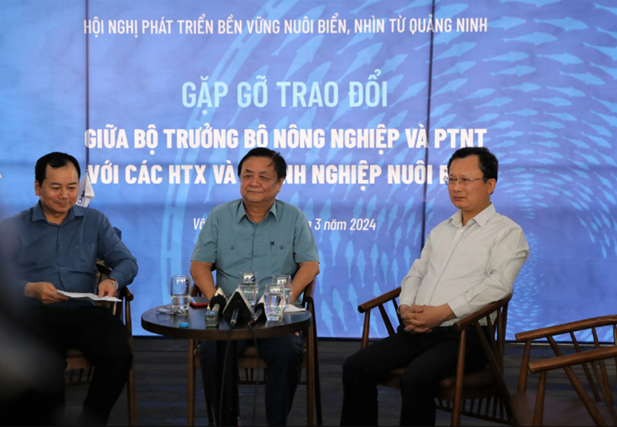 Bộ trưởng v&agrave; Chủ tịch tỉnh Quảng Ninh chia sẻ với c&aacute;c hợp t&aacute;c x&atilde; nu&ocirc;i trồng thủy sản. Ảnh: Chu Kh&ocirc;i.