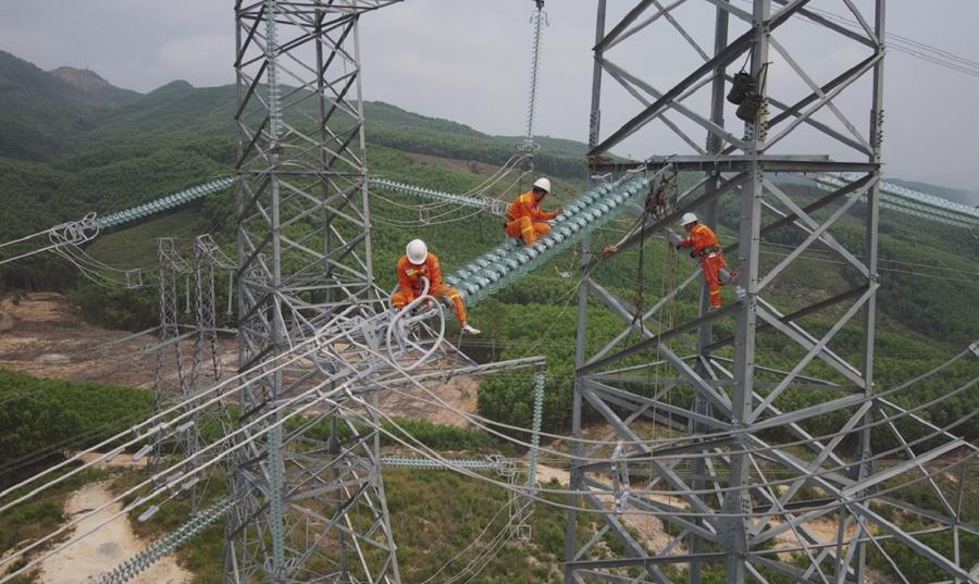 Dự &aacute;n đường d&acirc;y 500 kV mạch 3 c&oacute; vai tr&ograve; đặc biệt quan trọng trong việc kết nối lưới điện li&ecirc;n miền, g&oacute;p phần bảo đảm cung ứng điện cho miền Bắc.