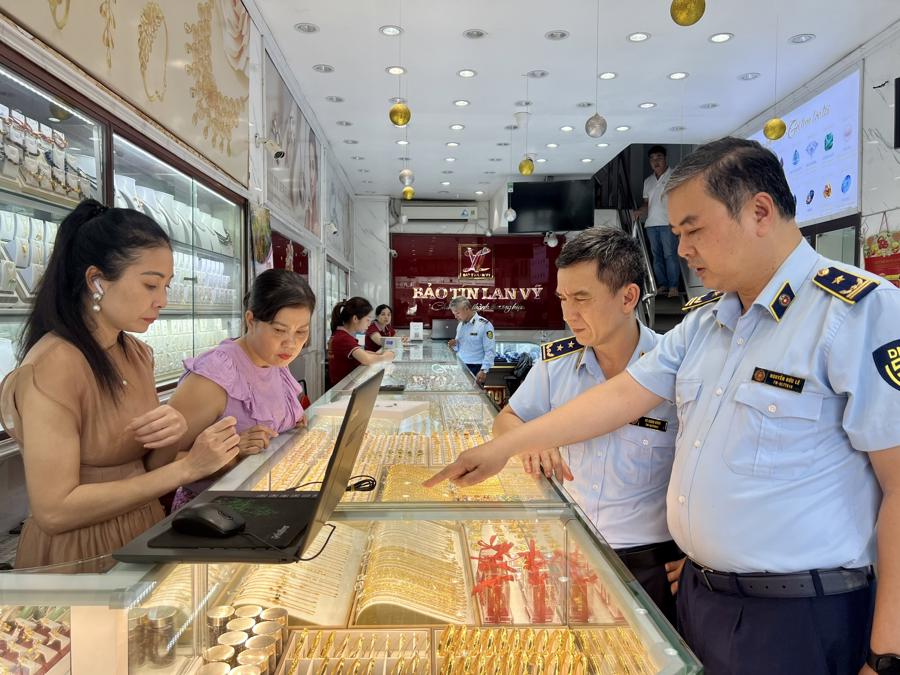 Tiếp tục kiểm tra loạt cửa hàng bán vàng ở Hà Nội, Tiền Giang có dấu hiệu vi phạm - Ảnh 1