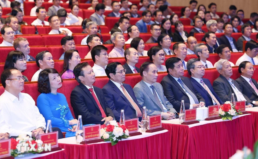 Thủ tướng Phạm Minh Ch&iacute;nh&nbsp; v&agrave; c&aacute;c đại biểu tham dự hội nghị. Ảnh: Dương Giang/TTXVN
