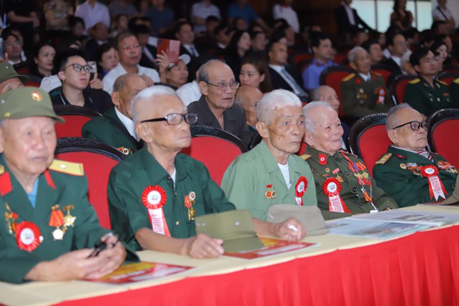 Tham dự chương tr&igrave;nh c&oacute; c&aacute;c chiến sĩ Điện Bi&ecirc;n, thanh ni&ecirc;n xung phong, d&acirc;n c&ocirc;ng hỏa tuyến từng trực tiếp tham gia chiến dịch Điện Bi&ecirc;n Phủ; th&acirc;n nh&acirc;n c&aacute;c liệt sĩ hy sinh trong Chiến dịch Điện Bi&ecirc;n Phủ thuộc c&aacute;c tỉnh đồng bằng s&ocirc;ng Hồng v&agrave; Bắc Trung bộ.