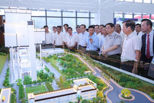 The Prime Minister listens to a presentation on the master plan of the waste power plant - (Photo source: VGP/Nhat Bac)