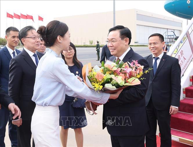 Vietnam's NA Chairman arrived at Beijing International Airport (photo source: VNA)