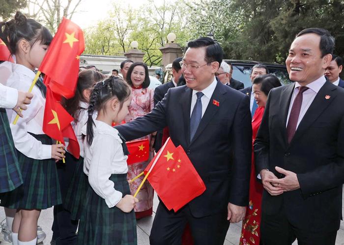 Chủ tịch Quốc hội thăm Đại sứ qu&aacute;n Việt Nam tại Trung Quốc. Ảnh: TTXVN