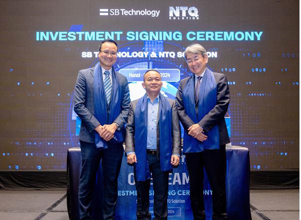 From left: Mr. Pham Thai Son ndash; CEO of NTQ Solution, Mr. Nguyen Thanh Tuyen ndash; Deputy Director, Department of Information Technology, MoIC, and Mr. Shinichi Ata, CEO of SB Technology