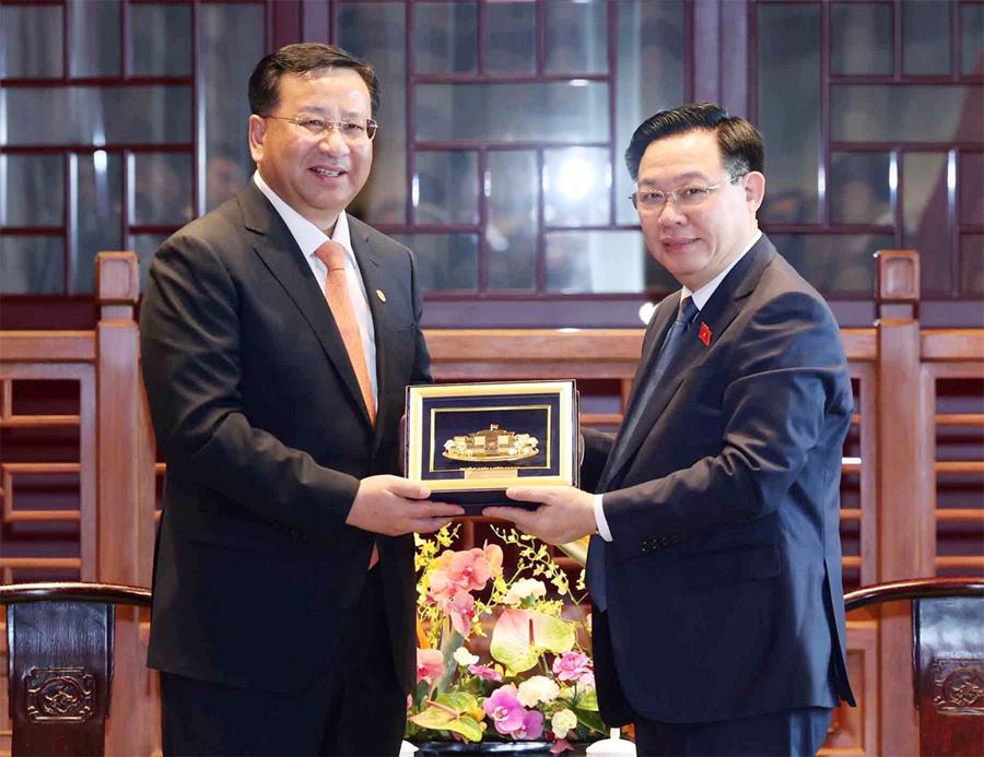 Chủ tịch Quốc hội Vương Đình Huệ trao tặng quà lưu niệm cho Chủ tịch Hội đồng quản trị Tập đoàn Xây dựng công trình đường sắt Trung Quốc (CRCC) Đới Hòa Căn. Ảnh: TTXVN.