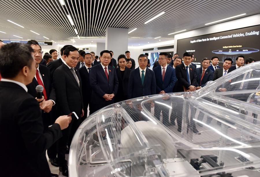 Chủ tịch Quốc hội Vương Đình Huệ thăm Trung tâm Nghiên cứu và Phát triển của Tập đoàn Huawei. Ảnh: Q.Chi