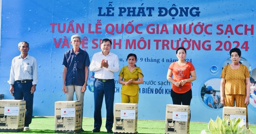 Thứ trưởng Nguyễn Ho&agrave;ng Hiệp trao tặng m&aacute;y lọc nước cho người d&acirc;n ở C&agrave; Mau.