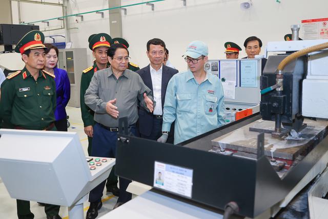 Thủ tướng tham quan xưởng sản xuất sản phẩm cơ kh&iacute; chất lượng cao của Viettel.