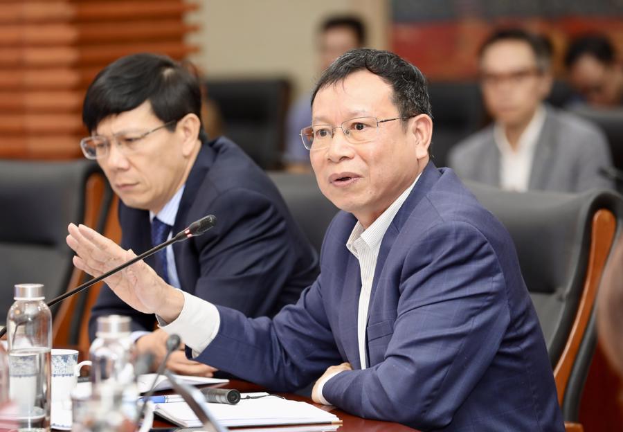 Ông Bùi Ngọc Hải, Phó trưởng ban Ban quản lý Khu kinh tế Hải Phòng chia sẻ tại cuộc gặp gỡ giữa lãnh đạo thành phố Hải Phòng với các Đại sứ quán, hiệp hội doanh nghiệp và nhà đầu tư nước ngoài (FDI) sáng 10/4/2024.