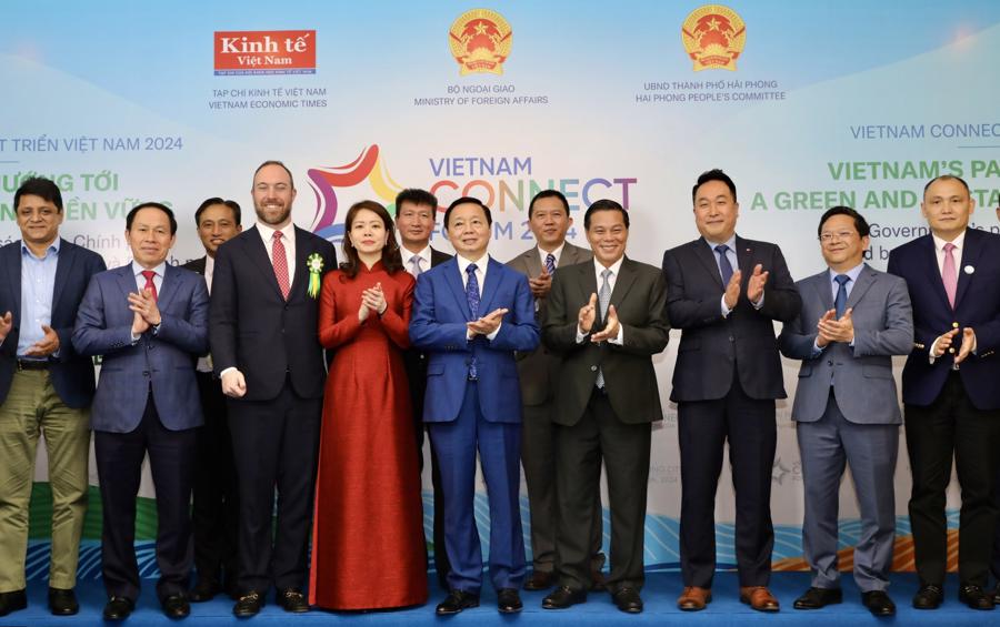Deputy Prime Minister Tran Hong Ha with other seninor government officials, leaders of local authorities and businesses at Vietnam Connect Forum 2024