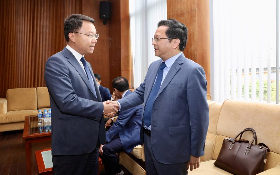 &Ocirc;ng Nguyễn Đức Hiển, Ph&oacute; trưởng Ban Kinh tế Trung ương trao đổi với đại diện một số cơ quan, doanh nghiệp nước ngo&agrave;i.&nbsp;
