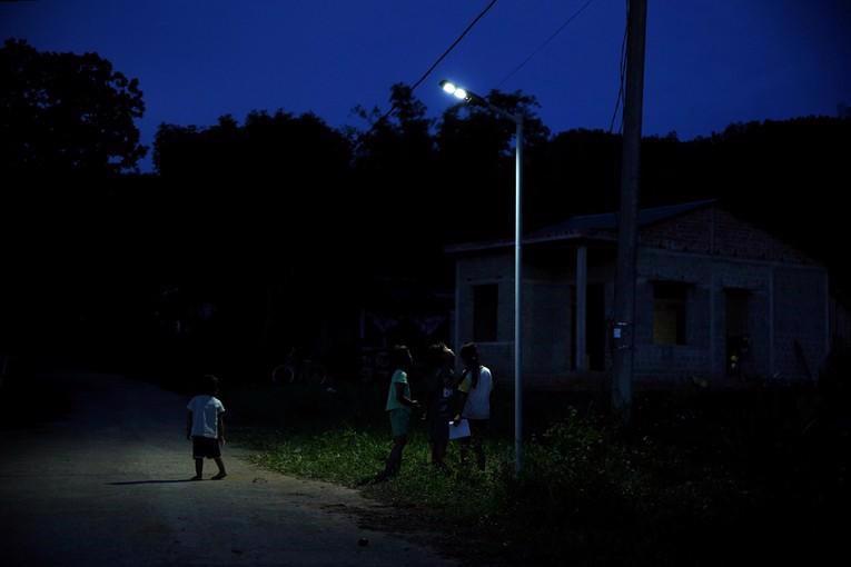 Solar energy LED lights installed in A Luoi district, Thua Thien Hue province, facilitate convenient travel between villages by local residents.