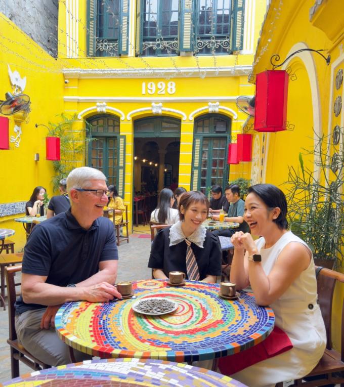 Tim Cook spent time with Vietnamese singer My Linh. (Photo source: Twitter Tim Cook)