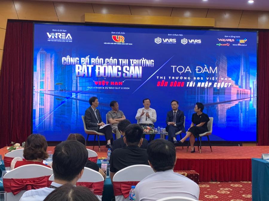 Các diễn giả thảo luận tại tọa đàm Thị trường bất động sản Việt Nam sẵn sàng tái nhập cuộc trong khuôn khổ Chương trình Lễ Công bố báo cáo thị trường bất động sản Việt Nam.