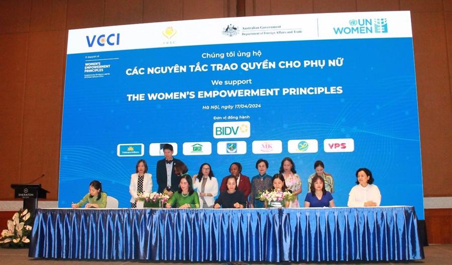 C&aacute;c nữ doanh nh&acirc;n tham gia k&yacute; kết ủng hộ c&aacute;c nguy&ecirc;n tắc trao quyền cho Phụ nữ.