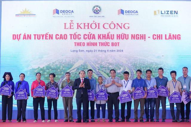 Prime Minister Pham Minh Chinh, alongside leaders of Lang Son province, presented gifts from the province's "For the Poor" Fund Campaign Committee to 30 households affected by the project. (Photo source: VGP)