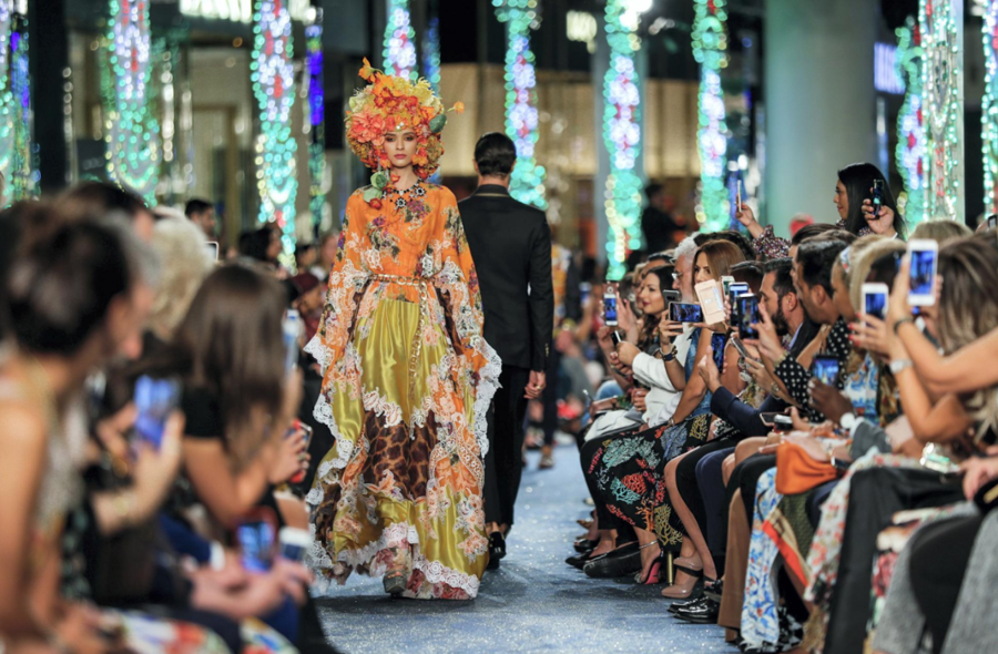 Thương hiệu Dolce amp; Gabbana đatilde; hiện diện chủ yếu ở Caacute;c Tiểu vương quốc Ả Rập Thống nhất, với caacute;c cửa hagrave;ng ở Dubai vagrave; Abu Dhabi.