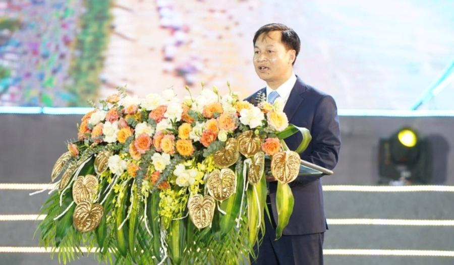 Chủ tịch UBND huyện Hoằng Hoacute;a Lecirc; Thanh Hải phaacute;t biểu khai mạc lễ hội