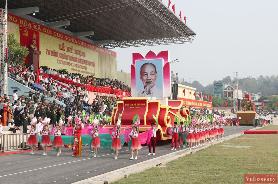 Khoảnh khắc&nbsp;xe rước Quốc huy v&agrave; xe rước ảnh ch&acirc;n dung Chủ tịch Hồ Ch&iacute; Minh tiến qua lễ đ&agrave;i.&nbsp;