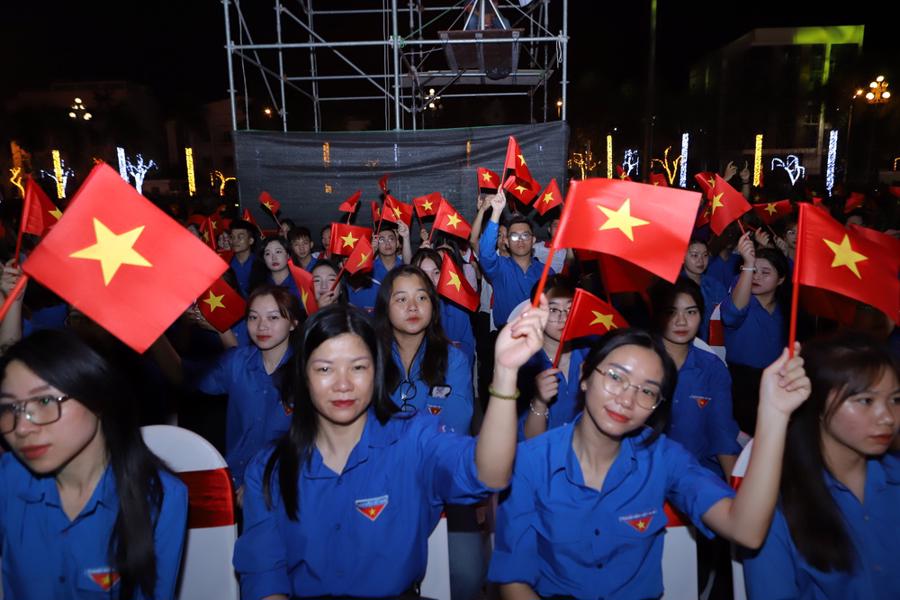 Hàng nghìn người có mặt tại điểm cầu Thanh Hóa, xem truyền hình đặc biệt kỷ niệm 70 năm Chiến thắng Điện Biên Phủ - Ảnh 6