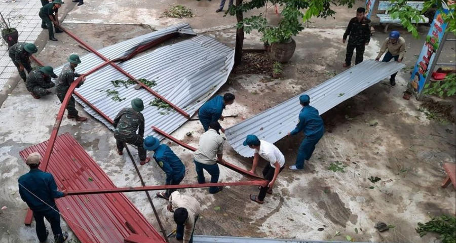 Lực lượng chức năng tỉnh Thừa Thi&ecirc;n Huế hỗ trợ khắc phục trường học ở Huế bị tốc m&aacute;i. Ảnh Duy Hợi