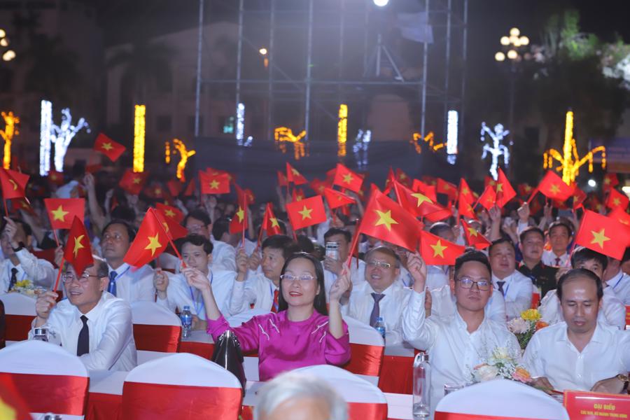 Hàng nghìn người có mặt tại điểm cầu Thanh Hóa, xem truyền hình đặc biệt kỷ niệm 70 năm Chiến thắng Điện Biên Phủ - Ảnh 5
