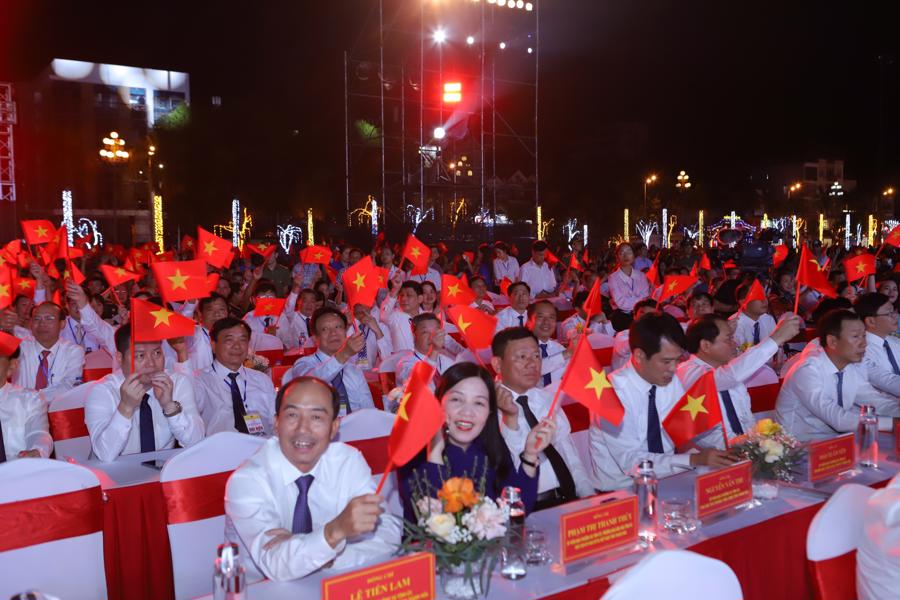 Hàng nghìn người có mặt tại điểm cầu Thanh Hóa, xem truyền hình đặc biệt kỷ niệm 70 năm Chiến thắng Điện Biên Phủ - Ảnh 4