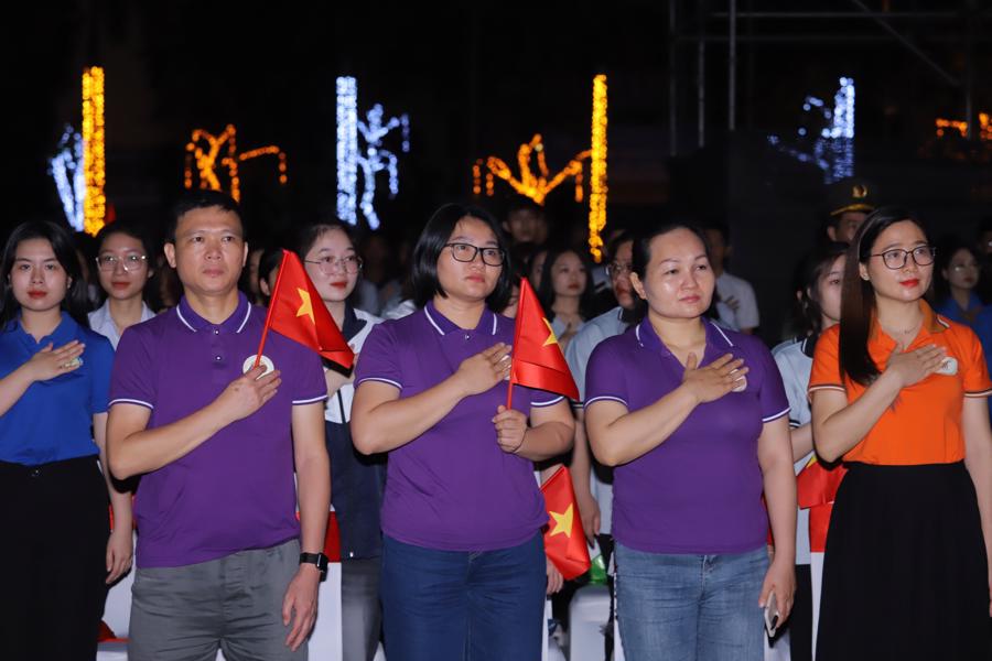 Hàng nghìn người có mặt tại điểm cầu Thanh Hóa, xem truyền hình đặc biệt kỷ niệm 70 năm Chiến thắng Điện Biên Phủ - Ảnh 3