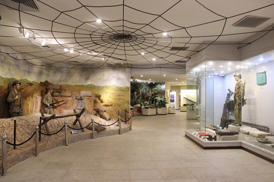 Bảo tàng Chiến thắng Điện Biên Phủ thu hút khách tham quan - Ảnh 3