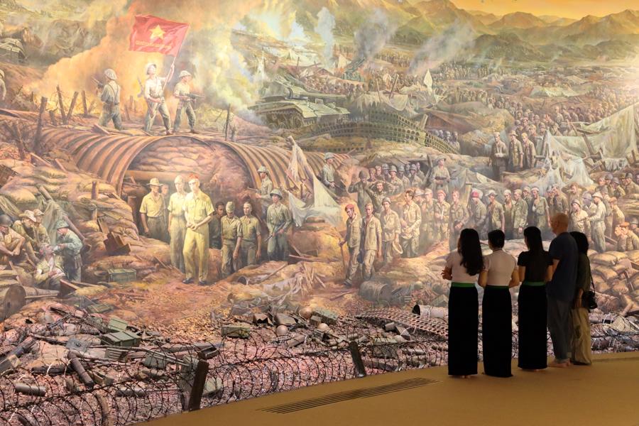 Bảo tàng Chiến thắng Điện Biên Phủ thu hút khách tham quan - Ảnh 4