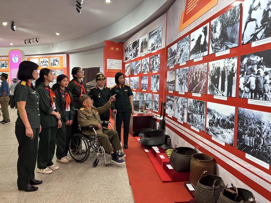 Bảo tàng Chiến thắng Điện Biên Phủ thu hút khách tham quan - Ảnh 5