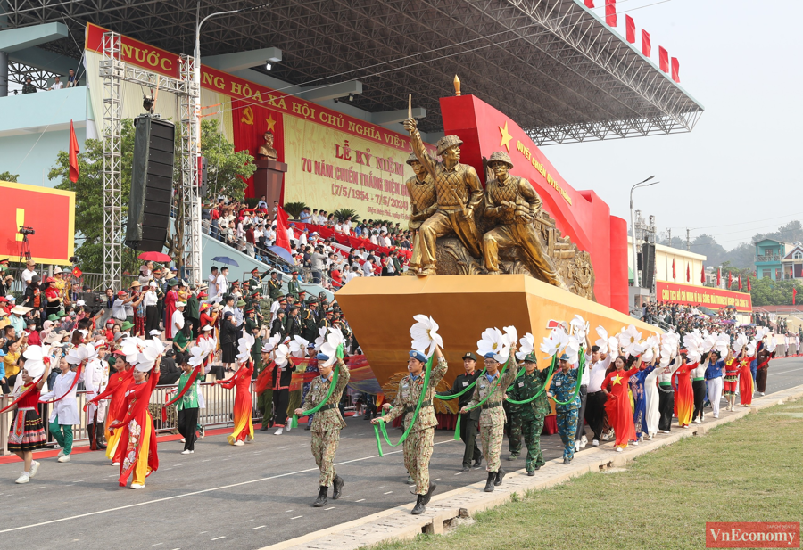[TRỰC TIẾP]: Lễ diễu binh, diễu hành kỷ niệm trọng thể 70 năm Chiến thắng Điện Biên Phủ