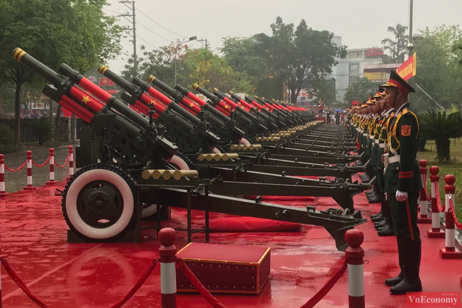 [Phóng sự ảnh]: Lễ kỷ niệm 70 năm Chiến thắng Điện Biên Phủ đã bắt đầu - Ảnh 1