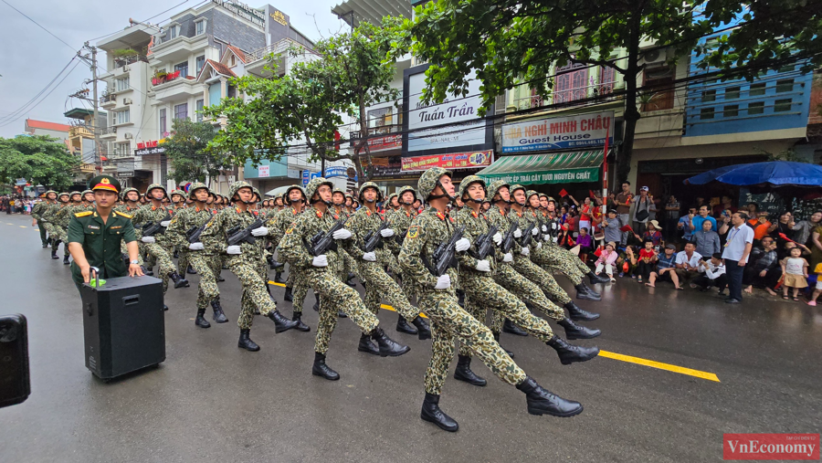 [Phóng sự ảnh]: Đường phố Điện Biên tưng bừng trong lễ diễu binh, diễu hành kỷ niệm 70 năm Chiến thắng Điện Biên Phủ - Ảnh 4