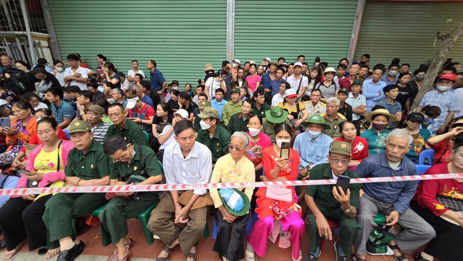 Để kh&ocirc;ng bỏ lỡ lễ diễu binh, diễu h&agrave;nh ho&agrave;nh tr&aacute;ng, h&agrave;ng trăm người d&acirc;n t&uacute;c trực ngo&agrave;i s&acirc;n vận động tỉnh&nbsp;&nbsp;Điện Bi&ecirc;n&nbsp;từ tờ mờ s&aacute;ng.