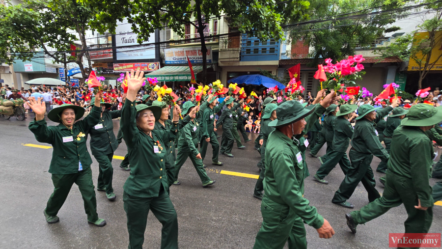[Phóng sự ảnh]: Đường phố Điện Biên tưng bừng trong lễ diễu binh, diễu hành kỷ niệm 70 năm Chiến thắng Điện Biên Phủ - Ảnh 7