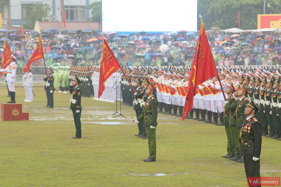 7h45 ph&uacute;t, m&agrave;n ph&aacute;o lễ nổ vang rền tr&ecirc;n trời Điện Bi&ecirc;n mở m&agrave;n cho lễ kỷ niệm, diễu binh, diễu h&agrave;nh 70 năm chiến thắng Điện Bi&ecirc;n Phủ.