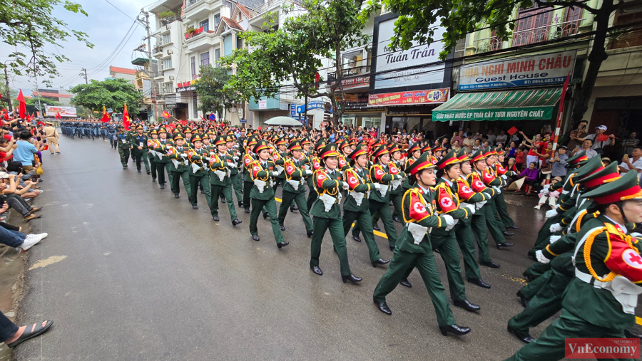 [Phóng sự ảnh]: Đường phố Điện Biên tưng bừng trong lễ diễu binh, diễu hành kỷ niệm 70 năm Chiến thắng Điện Biên Phủ - Ảnh 3