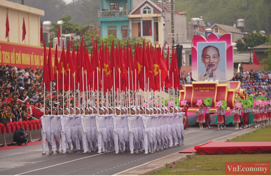 Ngay sau lễ m&iacute;t tinh l&agrave; lễ diễu binh, diễu h&agrave;nh kỷ niệm 70 năm Chiến thắng Điện Bi&ecirc;n Phủ.&nbsp;Xe rước Quốc huy v&agrave; xe rước ảnh ch&acirc;n dung Chủ tịch Hồ Ch&iacute; Minh tiến qua lễ đ&agrave;i.&nbsp;