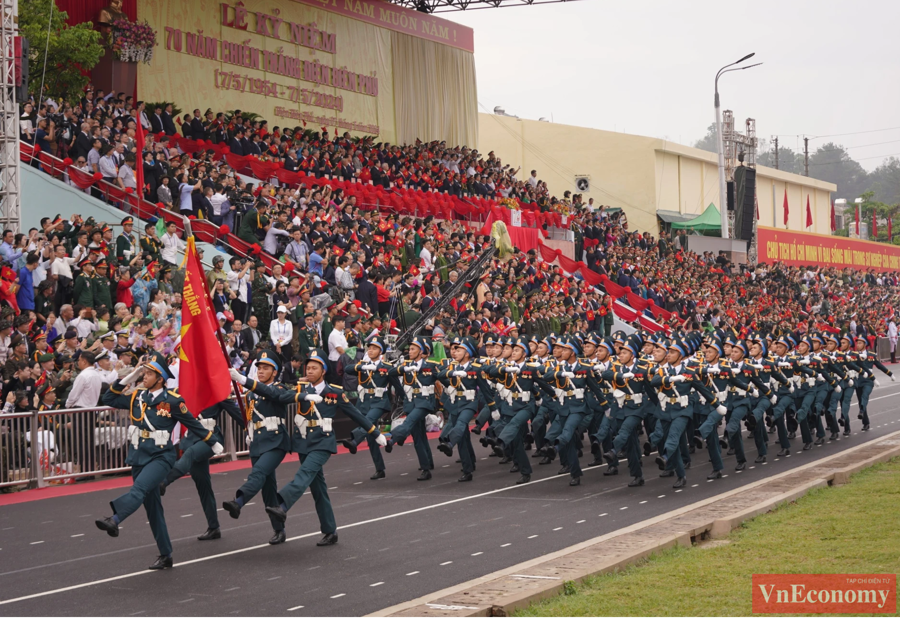 [Phóng sự ảnh]: Lễ kỷ niệm 70 năm Chiến thắng Điện Biên Phủ đã bắt đầu - Ảnh 8