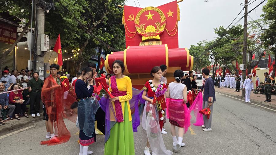 Lễ diễu binh, diễu h&agrave;nh c&oacute; sự tham gia của 5 th&agrave;nh phần lực lượng: Lực lượng Ph&aacute;o lễ; lực lượng Kh&ocirc;ng qu&acirc;n bay ch&agrave;o mừng; lực lượng diễu binh, diễu h&agrave;nh (gồm khối Nghi trượng, lực lượng diễu binh do Bộ Quốc ph&ograve;ng chủ tr&igrave; phối hợp Bộ C&ocirc;ng an đảm nhiệm, lực lượng diễu h&agrave;nh của khối Quần ch&uacute;ng, lực lượng diễu h&agrave;nh của khối Nghệ thuật); lực lượng l&agrave;m nền tr&ecirc;n s&acirc;n; lực lượng xếp h&igrave;nh, xếp chữ.