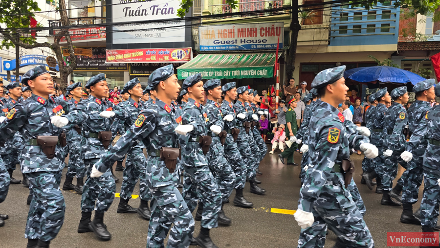 [Phóng sự ảnh]: Đường phố Điện Biên tưng bừng trong lễ diễu binh, diễu hành kỷ niệm 70 năm Chiến thắng Điện Biên Phủ - Ảnh 6