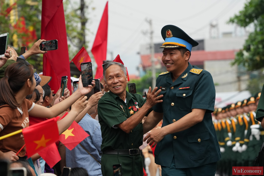[Phóng sự ảnh]: Đường phố Điện Biên tưng bừng trong lễ diễu binh, diễu hành kỷ niệm 70 năm Chiến thắng Điện Biên Phủ - Ảnh 2