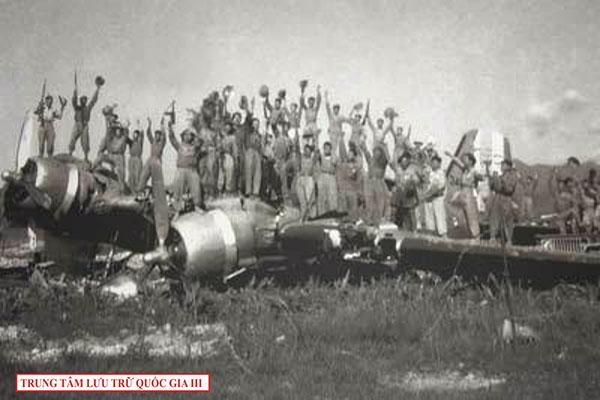 Bộ đội chiến sĩ h&ograve; reo tr&ecirc;n x&aacute;c m&aacute;y bay địch bị ph&aacute;o binh ta bắn rơi, th&aacute;ng 5/1954.