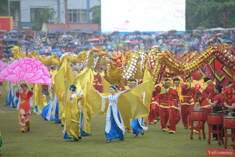 [Phóng sự ảnh]: Lễ kỷ niệm 70 năm Chiến thắng Điện Biên Phủ đã bắt đầu - Ảnh 4